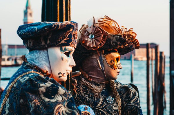 Comment participer à un atelier de fabrication de masques de carnaval à Venise, Italie ?